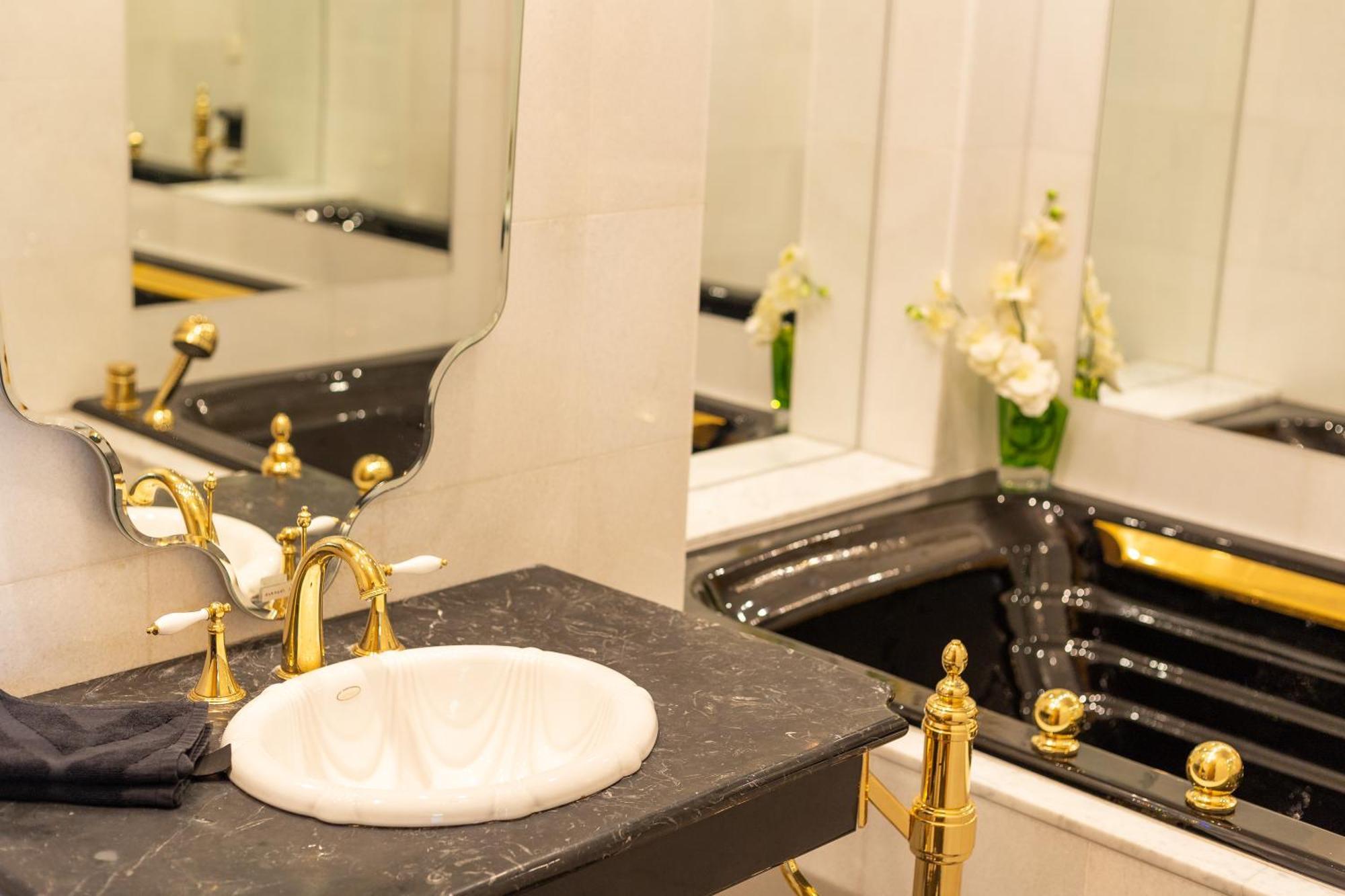Royal Suites Whith Free Parking Riga Exterior photo